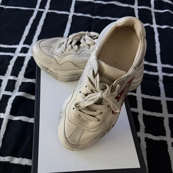 Gucci Off-White Sneakers with Red Lips Design - Picture 2 of 6